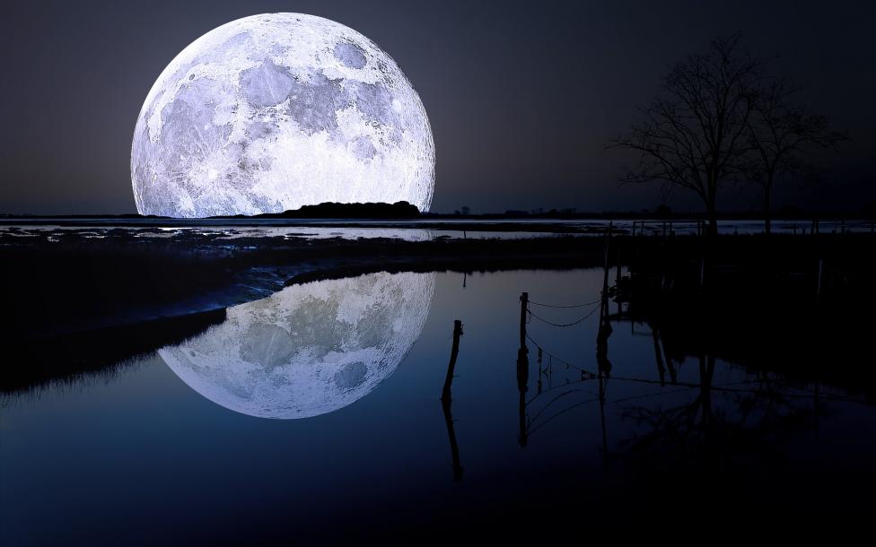luna llena en un lago 581 - Лунный денежный календарь на январь 2021 года